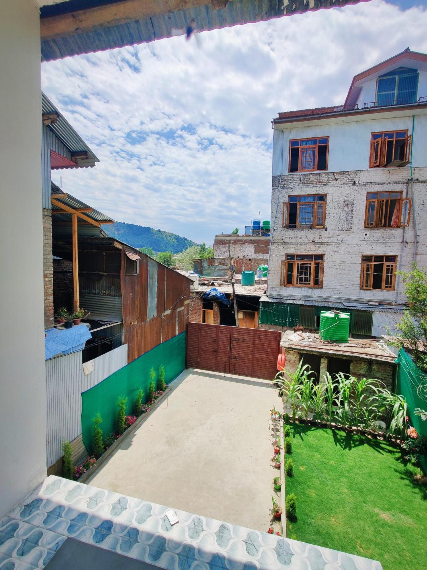 Serenity Inn Home Stay Srīnagar Exteriör bild